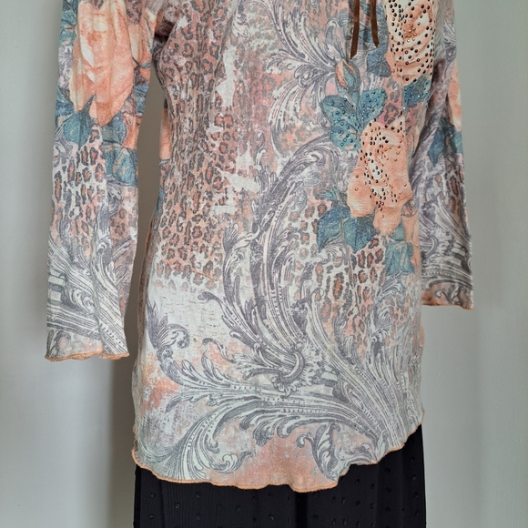 One world | Pink Rose colorful cropped sleeve shirt with rhinestones - Picture 4 of 12